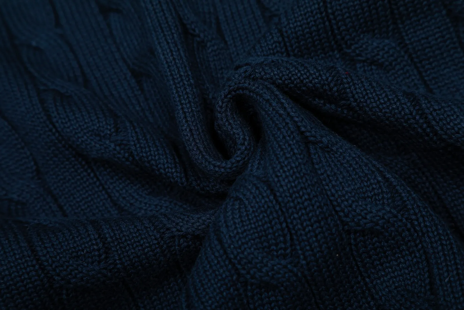 P260 Top quality" Style number: DS814# (not off the shelves all year round) [Ralph Lauren full zipper solid color pony embroidered logo twist knitted sweater jacket] ✅Ralph Lauren Ralph Lauren full zipper classic basic versatile style unisex couple knitted sweater autumn and winter coat ✅Main supplier platform live broadcast Wholesale entities Replacement when out of stock Not off the shelf ✅ZP quality 1:1 version Scan the code to enter the GF website Counter quality ✅Details and quality are the only one in Guangzhou. Imported quality cotton yarn focuses on high-end and cost-effective. Needless to say good quality. ✅The version is restored to the original order. The maximum size can be worn up to 200 pounds. Loose, comfortable and stress-free. ✅The upper body is simple and easy to match. A must-have item for ootd. Good-looking clothes are never picky. Recommended must-have items in the wardrobe. Size: S-XL. Color: Black and red, milky white, gray blue, khaki, navy red label, Ankora red.